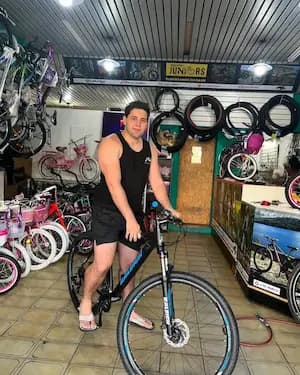 Cliente feliz con su bicicleta