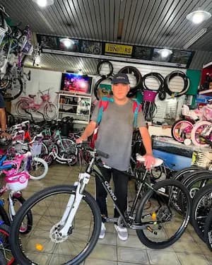 Cliente feliz con su bicicleta