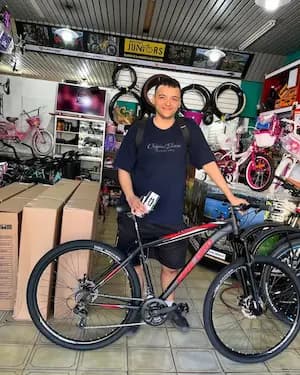 Cliente feliz con su bicicleta
