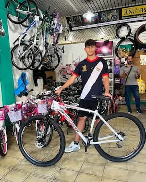 Cliente feliz con su bicicleta