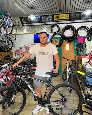 Cliente feliz con su bicicleta